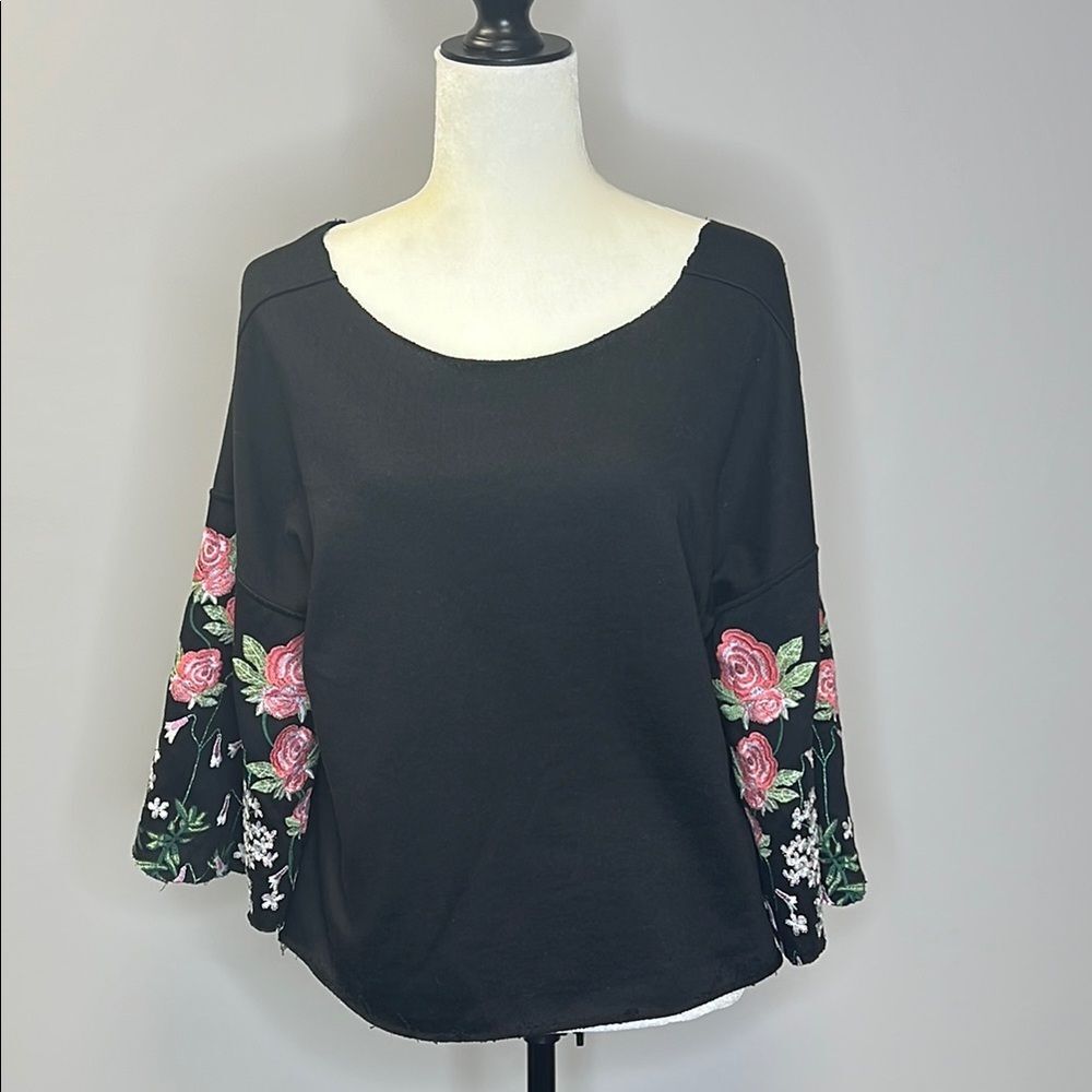 Sweatshirt Black Boxy with Bell Sleeves and Pink Floral Embroidery